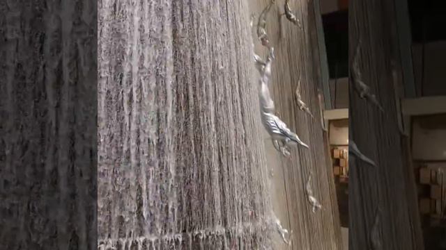 Водопад с ныряльщиками за жемчугом в торговом центре Дубай Молл