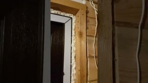 Пластиковая ПВХ входная дверь в деревянном частном доме.