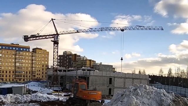 Рабочий день. Башенный кран QTZ-250. Tower crane in TimeLapse смотреть онлайн