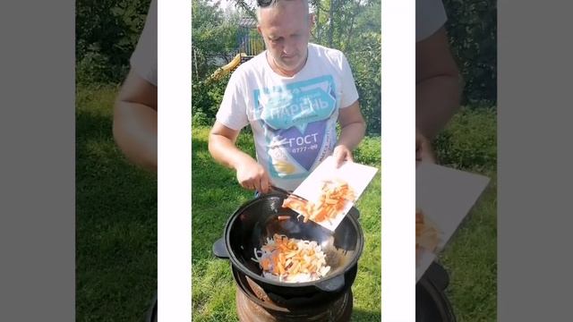 Овощное рагу с фаршем в узбекском казане на костре