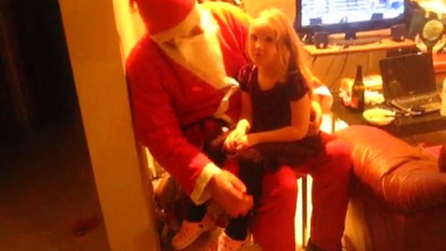 Дед Мороз приехал с Севера поздравить Миланочку :) смотреть онлайн