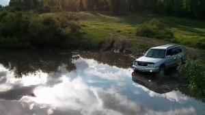 Субару Форестер преодолевает водную преграду