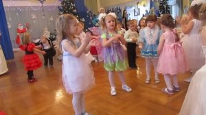 СНЕГ СНЕЖОК. Танец-игра со снежками. (новый год 2016, вторая младшая группа)