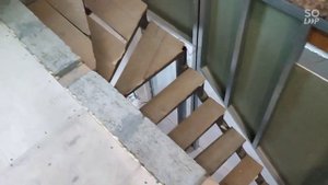 лестница на второй этаж в узком проёме