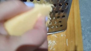 Салат с тунцом, сыром и зеленым горошком