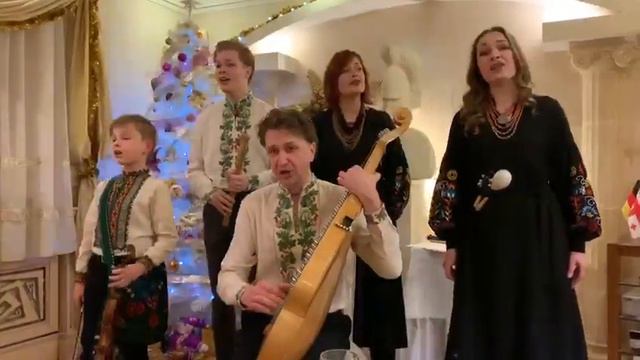 "В добрий час" сл.Т.Рибар, муз.Ігоря Білика, вик.Заслужений артист України Олег Созанський з родино смотреть онлайн