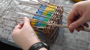 Ажурная коробочка с узором "крестики". Плетение из газет