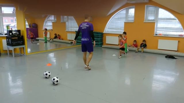 фрагмент занятия футболом для 3-7 л. Чемпионика смотреть онлайн
