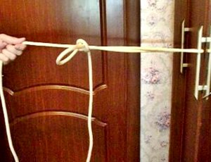 Очень быстро вяжем узел для спуска с сохранением верёвки..avi