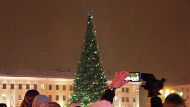 Российский Дед Мороз зажигает Елку в Кирове смотреть онлайн