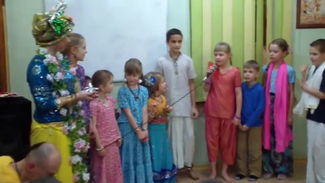 Детская сценка - "Кришна со сладким шариком в руках"(Николаев, 30.12.12) смотреть онлайн