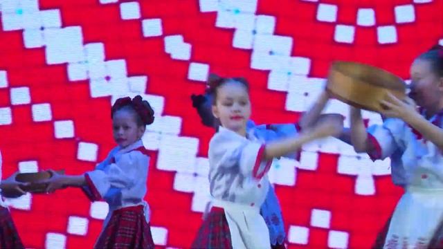 Детский хореографический ансамбль Ладушки танец Вяселыя гаспадынькi смотреть онлайн