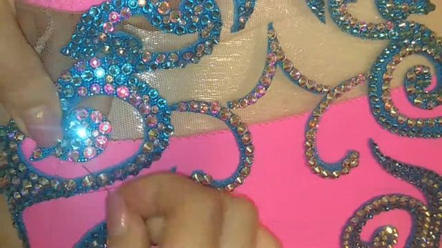 Процесс пришивания аппликаций на изделие смотреть онлайн