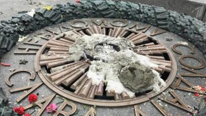 В Киеве горожане собрались у оскверненного мемориала героям Великой Отечественной войны