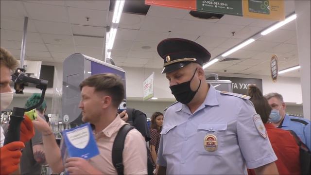 Борзый мент-полковник защищает просрочку. Угрожает уголовкой за съёмку. Не показывает документы.