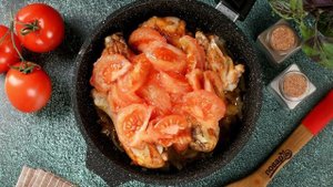Курица тушёная с помидорами и луком