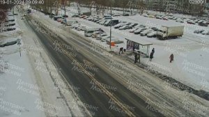 Водитель на «Ниве» протаранил остановку общественного транспорта