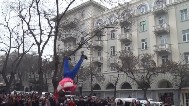 Невероятное выступление с ножами канатоходца (Баку)