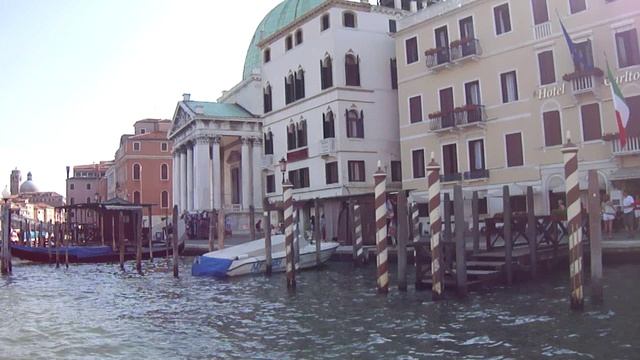 Плывём на катере по Венеции