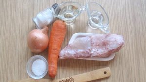 Салат с кальмарами и маринованным луком