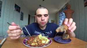 МУКБАНГАСМР КАРТОШКА КИЛЬКА В ТОМАТЕ ХЛЕБ ОБЖОРУЖИН EATINGASMRMukbang #241
