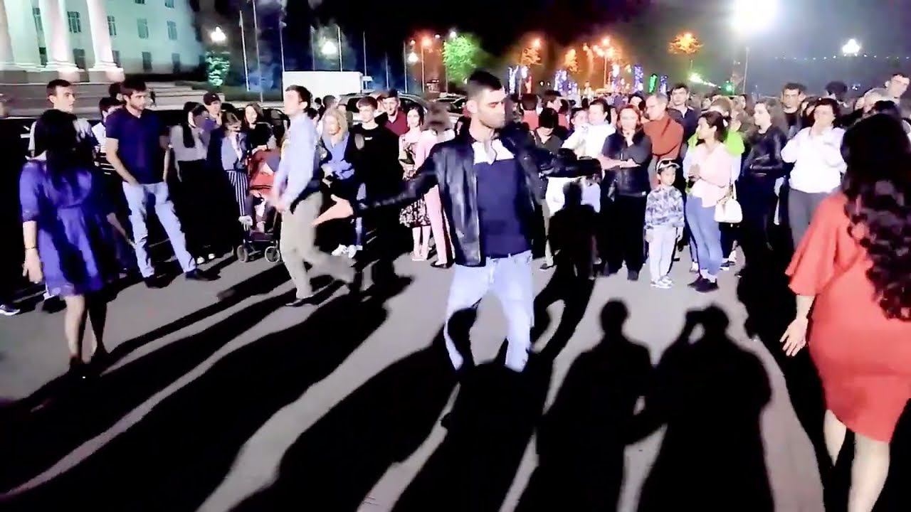 Уличные танцы в сумеречном Нальчике / Street dancing in twilight Nalchik