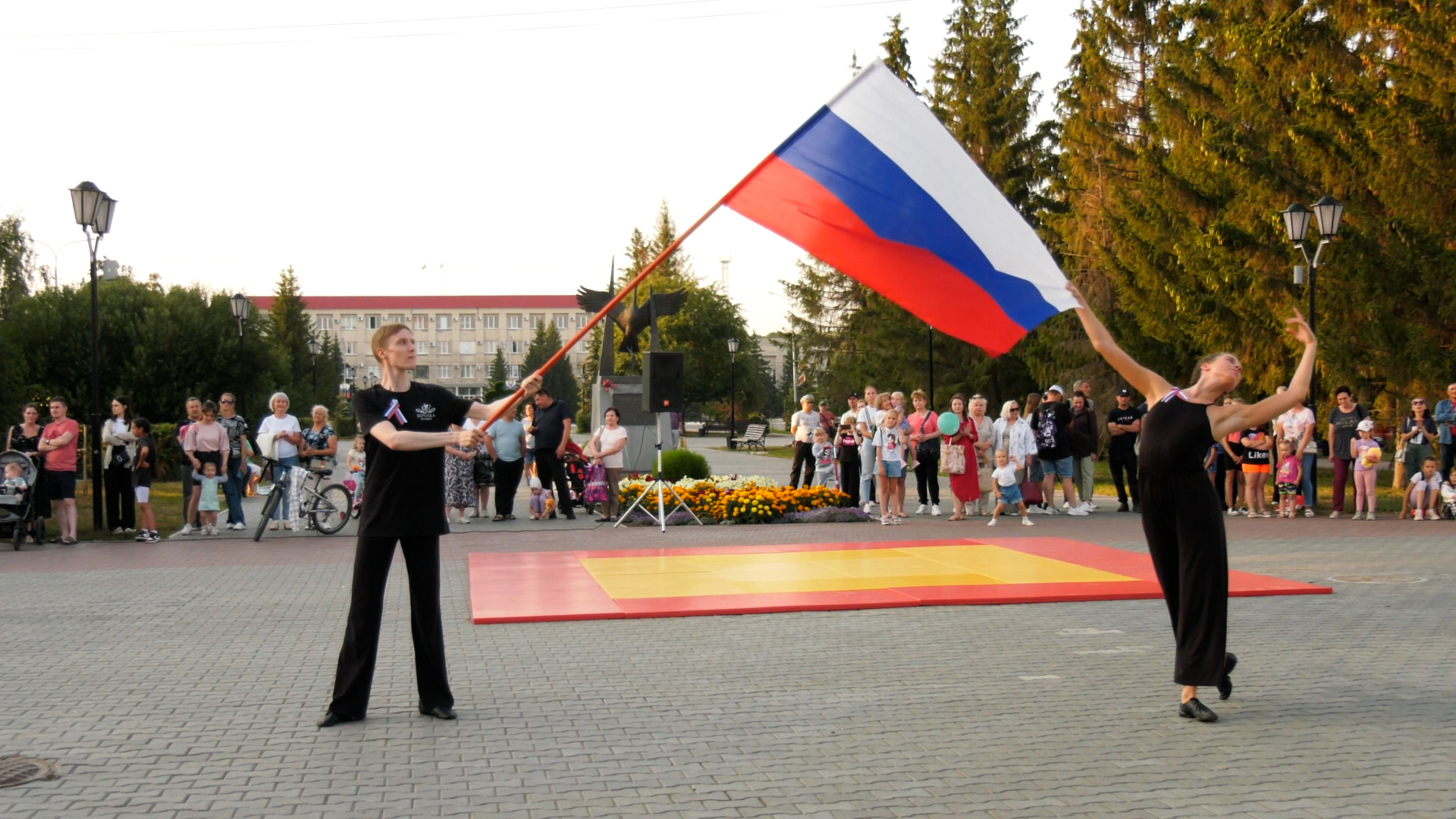 С любовью к России! Выступление ко Дню российского флага от Центра хореографии «Береника» и ЗКФКиЗ