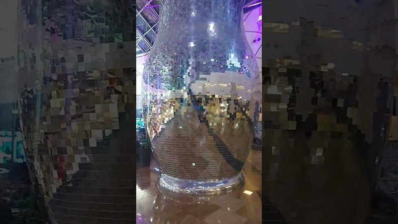 Гигантская зеркальная матрёшка в Афимолле