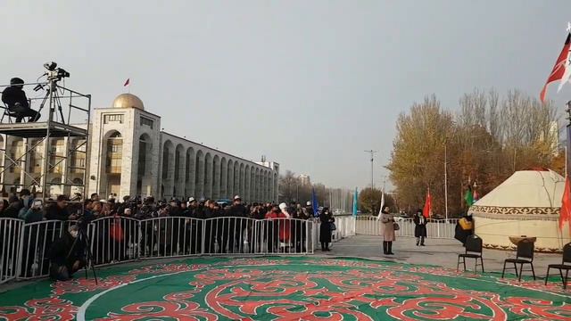 Манасчи начал сказывать эпос, чтобы попасть в Книгу рекордов Гиннесса смотреть онлайн