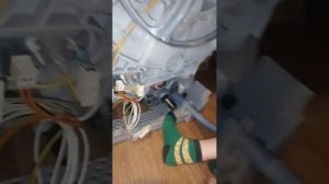 Мастер Александр и Мастер Кот разбираем стиральную машину Zanussi FE925. part 5 снимаем двигатель.