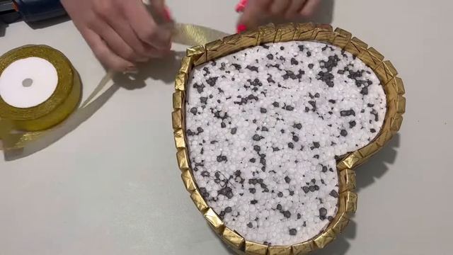 DIY.Как сделать сердце из конфет? Подарок из сладостей своими руками.