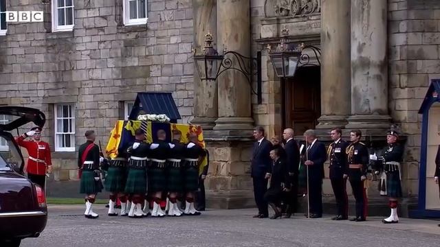 Гроб с телом Елизаветы II прибыл в Холирудский дворец  в Эдинбурге (Шотландия)