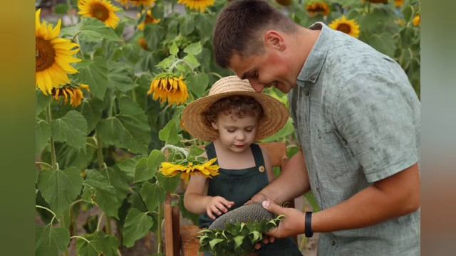 С Днем отца! Воспитанники ГУО "Детский сад 19 г. Мозыря" средняя группа 1 поздравляет с праздником. смотреть онлайн