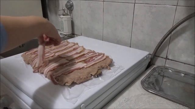 Рулет из индейки с беконом и курагой