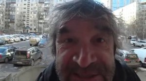 Алиса не впускает людей в подъезд