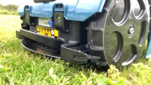 Робот газонокосилка Wiper Premium C80. Движение по газону и его уклонах.