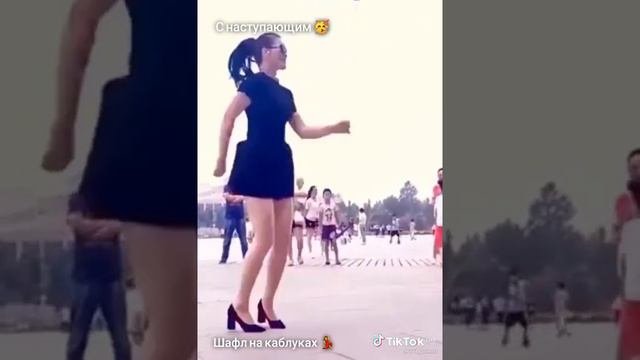 Красиво танцует