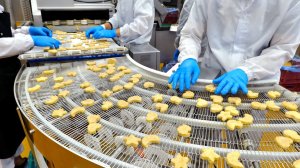 Массовое производство куриных наггетсов в Южной Корее | Корейская еда
