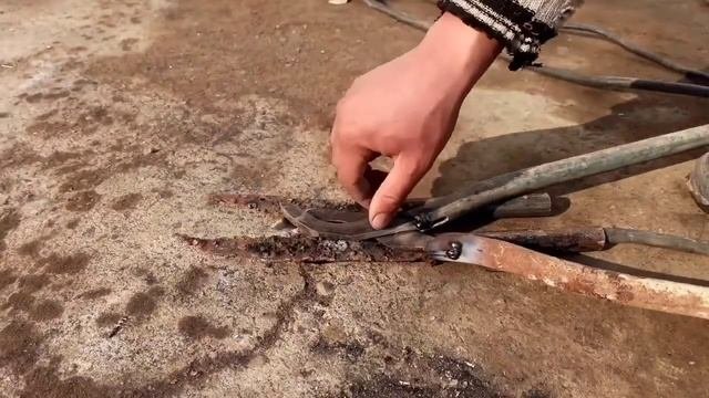 делаем ножницы для сада..очень простой способ..из автомобильного резола