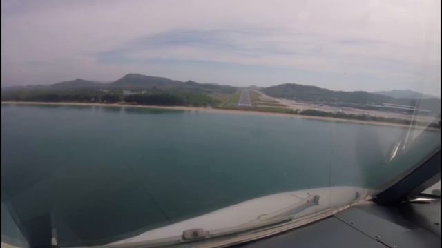 Посадка на Пхукете с моря! Редкие кадры из кабины! Самолет над пляжем Май Као. Phuket смотреть онлайн