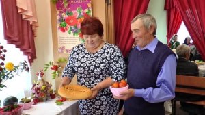 Газета, ведро, одеяло – все подарки хороши