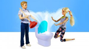 Барби и Кен переехали в новый дом - Куклы расставляют мебель - Видео для девочек про дом Барби