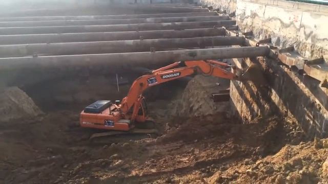 Разработка котлована экскаватором