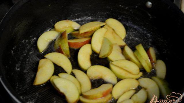 Пицца с курицей и яблоками