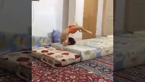 Двухлетняя девочка делает три сальто назад