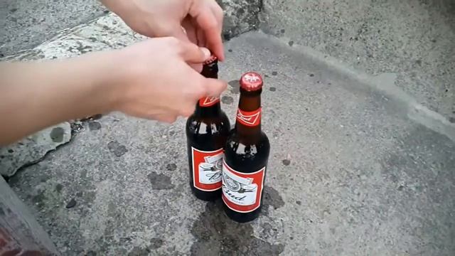 Как открыть бутылку об бутылку. Как открыть бутылку пива без открывалки смотреть онлайн