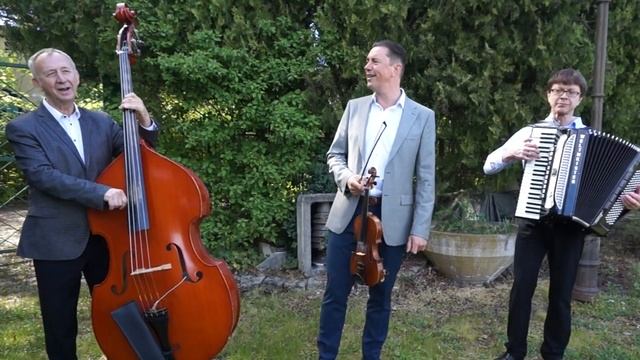 ТРИО ШО ПОЗДРАВЛЯЕТ С ДНЁМ ПОБЕДЫ ! TRIO SCHO GRATULIERT ZUM 9. MAI ! смотреть онлайн