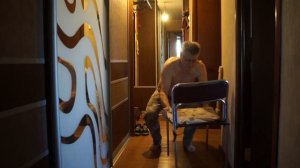 Поднимаю стул за ножку и приседаю на одной ноге одновременно