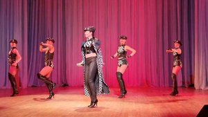 " ФРЕДИ ЛАЙФ" исполняет певица Марина Михеева и шоу балет " Бомба"
