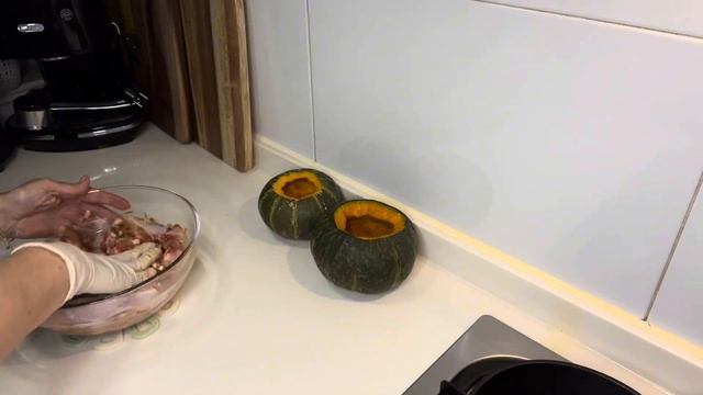 Курица запеченная в тыкве!Блюдо простое, а какое вкусное! смотреть онлайн